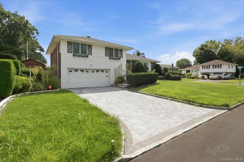 2 Goldfield St, Melville, NY, 11747-1631 | Card Image