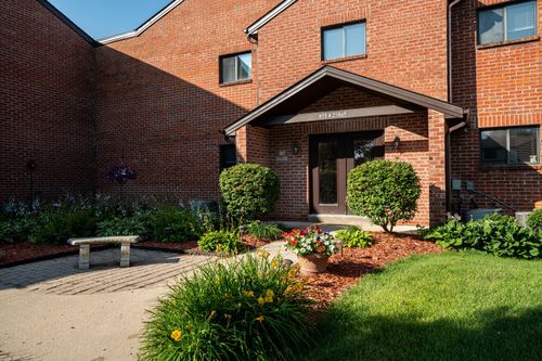 5823869 Hastings Ct, Sussex, WI, 53089-3793 | Card Image