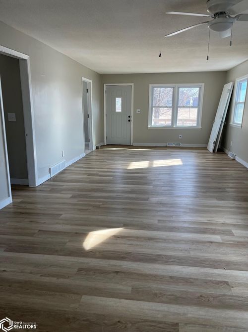 2110 Drake Ave, Centerville, IA, 52544-2936 | Card Image