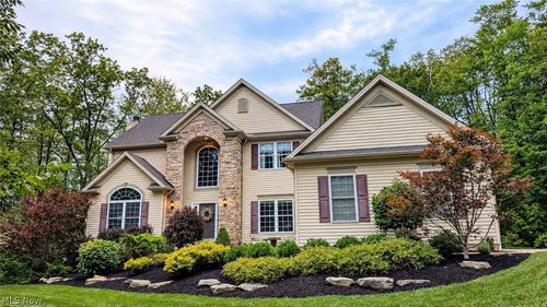 15010 Bates Creek Dr, Chardon, OH, 44024-8518 | Card Image