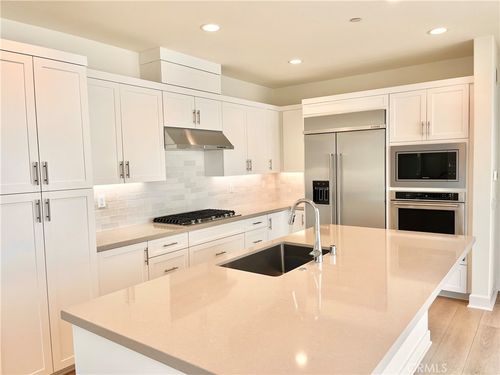 336 S Nevada Ave, Ventura, CA, 93004-3441 | Card Image