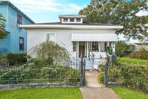 720 Derbigny St, Gretna, LA, 70053-6118 | Card Image