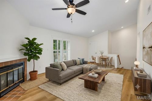 9121 N Swan Cir, Saint Louis, MO, 63144-1144 | Card Image