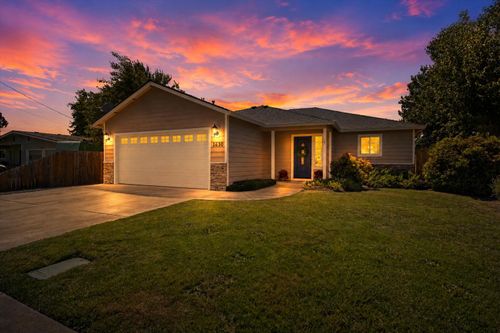 1630 Medart Ln, Grants Pass, OR, 97527-6209 | Card Image