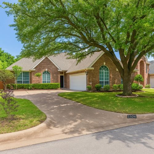 2104 Hunter Place Ln, Arlington, TX, 76006-5764 | Card Image