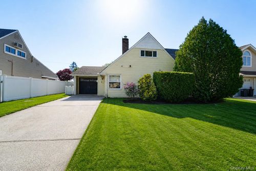 23 Wildwood Ln, Wantagh, NY, 11793-1214 | Card Image