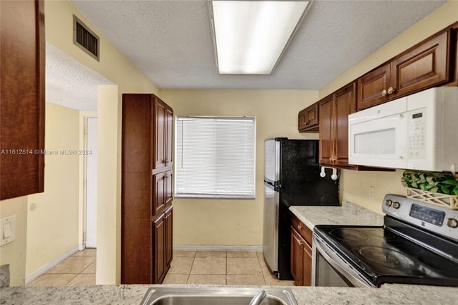 APT-506 - 8720 N Sherman Cir, Condo with 2 bedrooms, 2 bathrooms and null parking in Miramar FL | Image 4