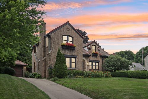 6304 Upper Pkwy N, Wauwatosa, WI, 53213-2432 | Card Image