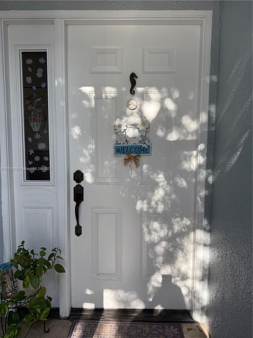 737 Se 22nd Dr, Homestead, FL, 33033-5209 | Card Image