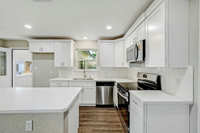 212 S Walnut Ave, House other with 3 bedrooms, 2 bathrooms and 2 parking in Luling TX | Image 15