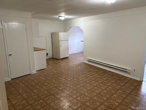 23001 Gratiot Ave, Eastpointe, MI, 48021-1627 | Card Image