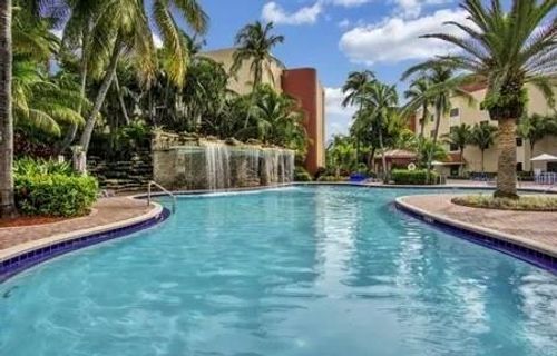 521-419-9517 Fontainebleau Blvd, Miami, FL, 33172 | Card Image