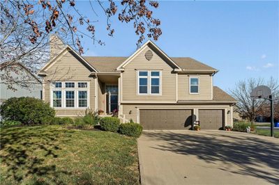 Wide, Flat Driveway for Oversized 3 Car Garage | Image 1