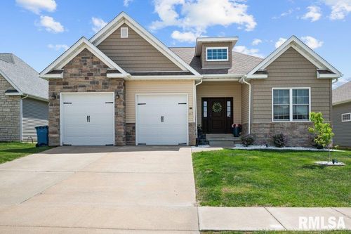 67 Cobblestone Ln, Le Claire, IA, 52753-9249 | Card Image