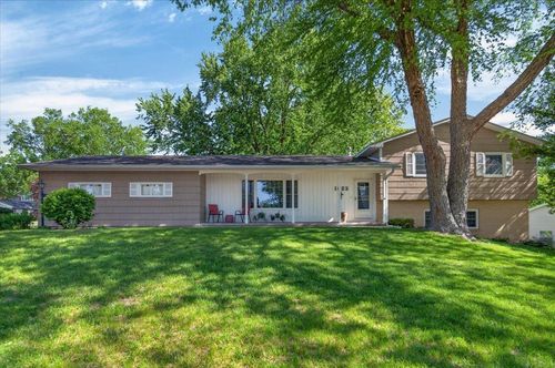 1823 Timberledge Dr, Cedar Falls, IA, 50613-1740 | Card Image