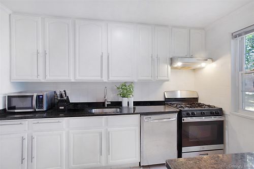 fl-1st-224-62 Horace Harding Expy, Oakland Gardens, NY, 11364-2334 | Card Image