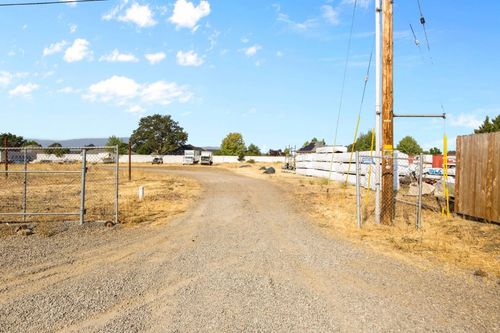 4595 Table Rock Rd, Central Point, OR, 97502-3149 | Card Image