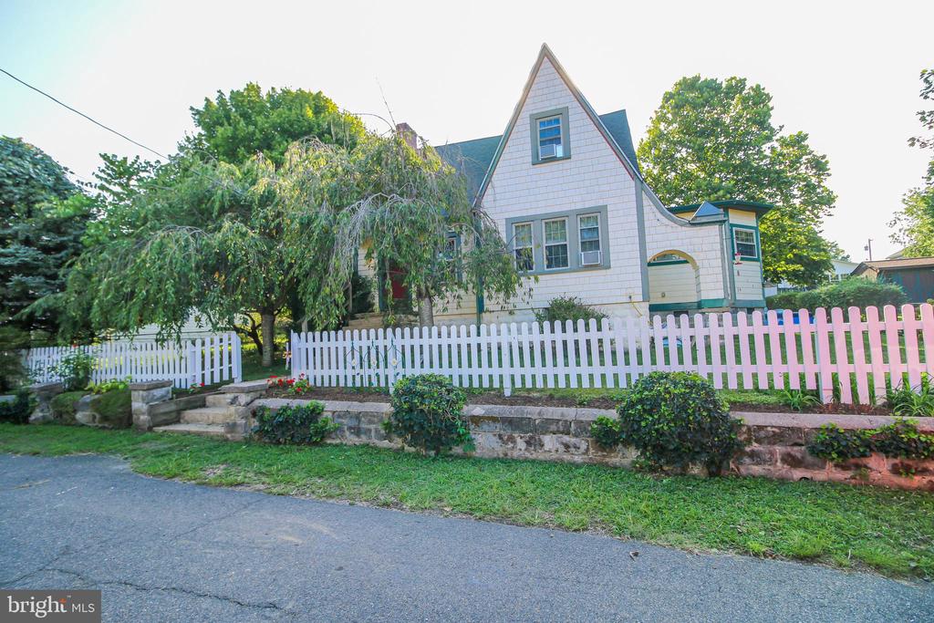 Dresser Ave, Prince Frederick, MD 20678