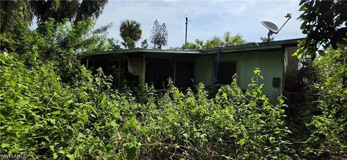 186 Crescent Lake Dr, NORTH FORT MYERS, FL, 33917-4157 | Card Image