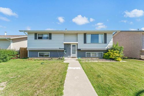 28 Rossdale St Se, Medicine Hat, AB, T1B1X4 | Card Image