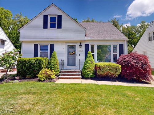 2207 Larchmont Dr, Wickliffe, OH, 44092-2437 | Card Image