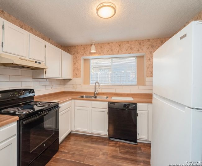 7903 Forest Cabin, House other with 2 bedrooms, 1 bathrooms and null parking in Live Oak TX | Image 7