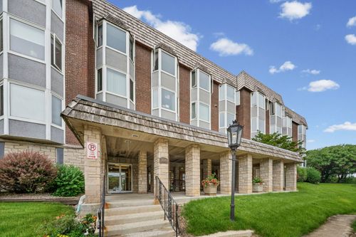 2e-2400 Archbury Ln, Park Ridge, IL, 60068-3674 | Card Image