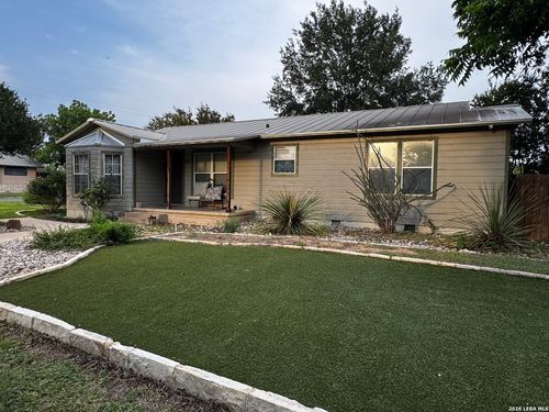 401 Jamison Dr, Devine, TX, 78016-3113 | Card Image