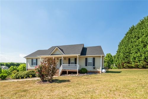 554 Dogwood Acres Ln, Madison, NC, 27025-8324 | Card Image