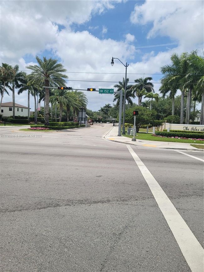 405 Ne 25 Th Ter, House other with 3 bedrooms, 2 bathrooms and null parking in Homestead FL | Image 44