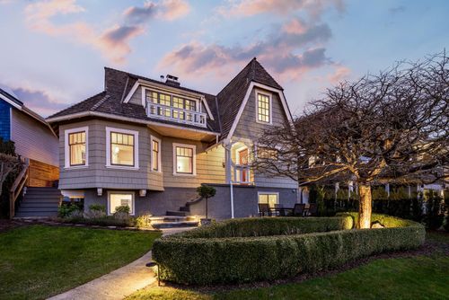 402 Brand St, North Vancouver, BC, V7N1E9 | Card Image