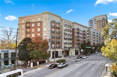 407 - 2277 Peachtree Road Ne, Condo with 2 bedrooms, 2 bathrooms and 2 parking in Atlanta GA | Image 2