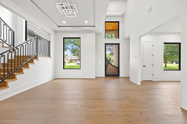 Entry and dining area | Image 5