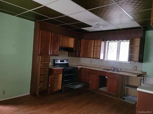 1105 Leeds St, Utica, NY, 13501-3205 | Card Image