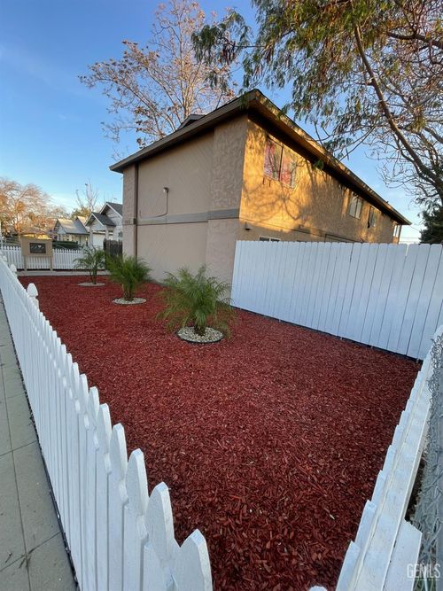 223 Monterey St Street, Bakersfield, CA, 93305 | Card Image