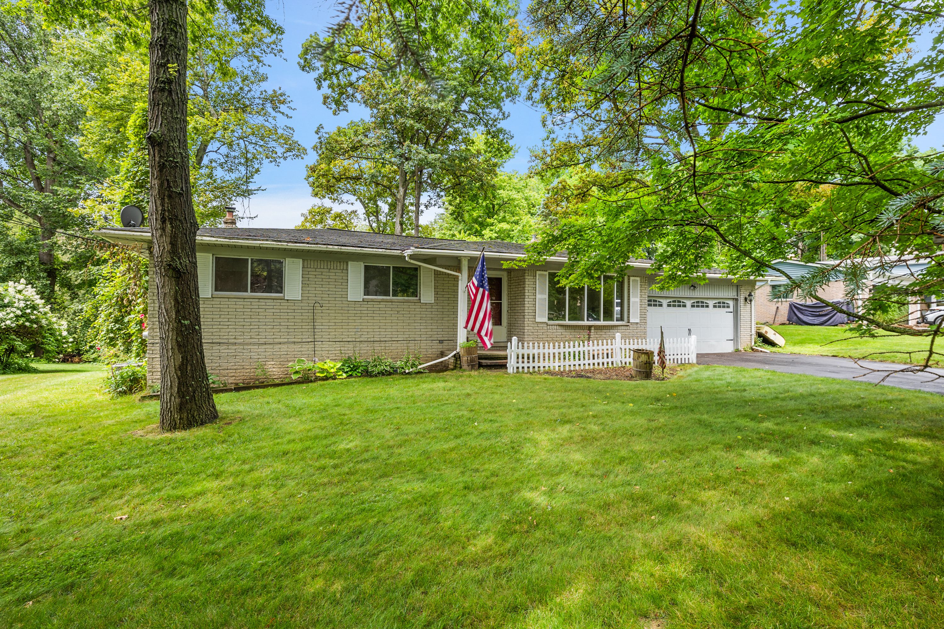 Catalina Way, Holly, MI 48442