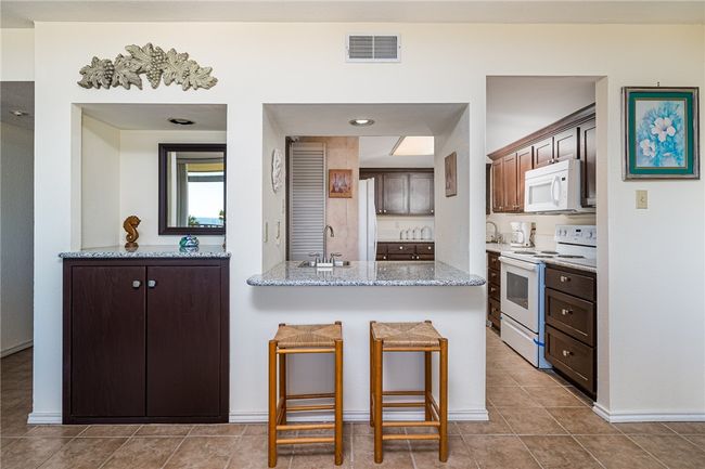 Looking into the kitchen | Image 7