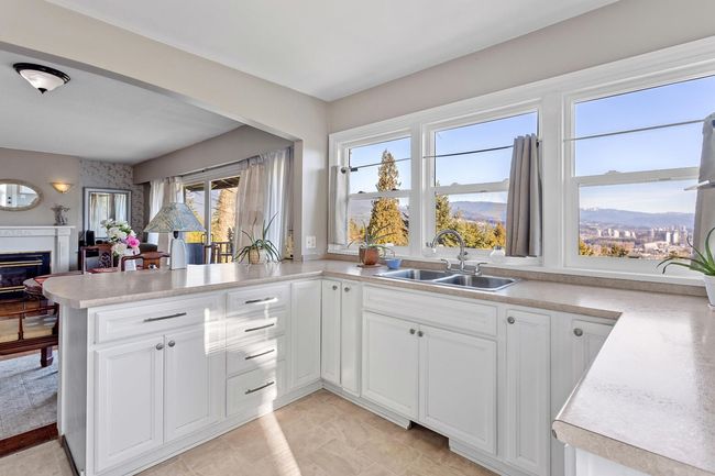 1013 Tuxedo Dr, House other with 4 bedrooms, 2 bathrooms and 3 parking in Port Moody BC | Image 11