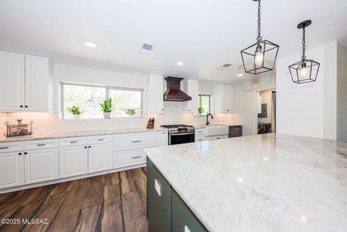 5271 N Stonehouse Pl, Tucson, AZ, 85750-9672 | Card Image