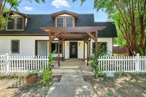 1323 Dublin St, Grapevine, TX, 76051-2816 | Card Image