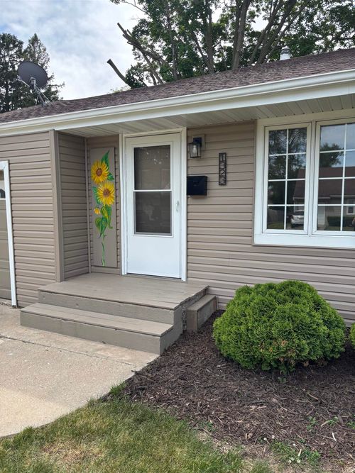 1323 Leaman Pl, Rockford, IL, 61108-6147 | Card Image
