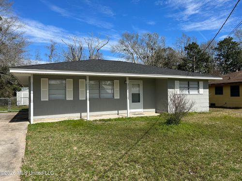 211 Woodland Cir, Ocean Springs, MS, 39564-4123 | Card Image