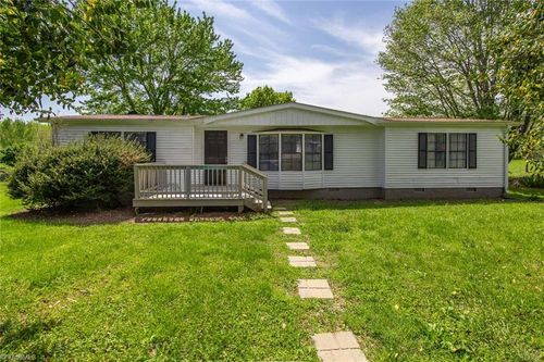 122 Clebourne Ln, Reidsville, NC, 27320-7695 | Card Image