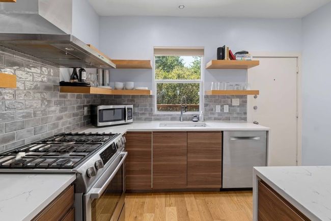 2009 E 8 Th St, House other with 2 bedrooms, 2 bathrooms and 3 parking in Austin TX | Image 7