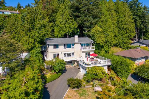 4964 Lochside Dr, Victoria, BC, V8Y2E4 | Card Image