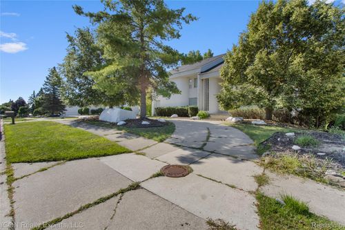 5727 Royal Wood, West Bloomfield, MI, 48322-2069 | Card Image