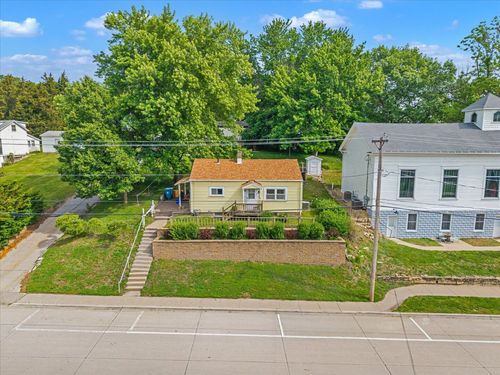 211 Jones St, Le Claire, IA, 52753-9384 | Card Image