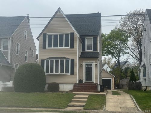 75 Munro Blvd, Valley Stream, NY, 11581-3362 | Card Image