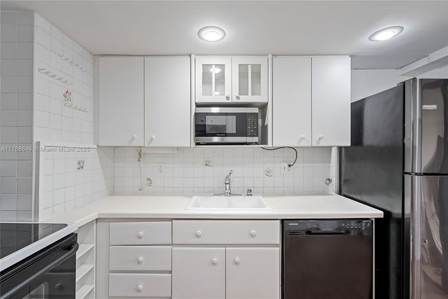 2B - 77 Crandon Blvd, Condo with 1 bedrooms, 2 bathrooms and null parking in Key Biscayne FL | Image 18