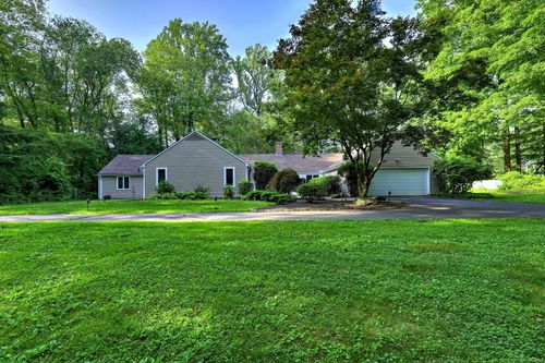 3 Wolf Tree Dr, Woodbridge, CT, 06525-1307 | Card Image